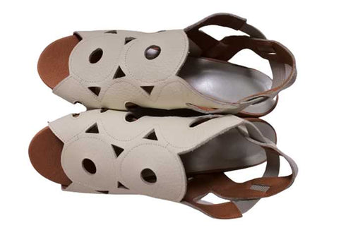 【arui_toe 7641 オフホワイト】伸縮ゴムバックストラップ本革コンフォートサンダル